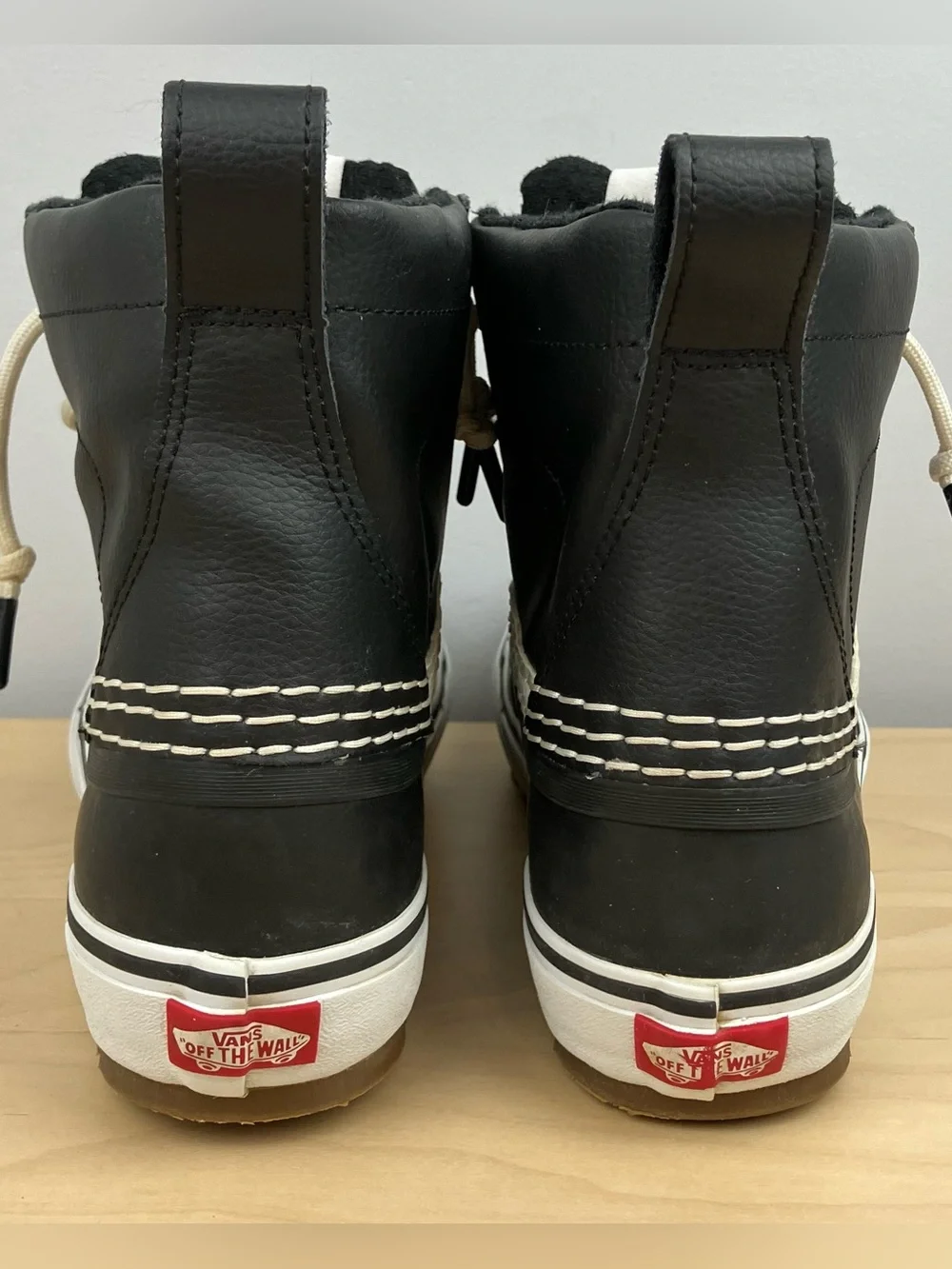 Vans Men’s Size 9.5 Standard Mid Snow MTE Black & White Waterproof Sneaker Boots